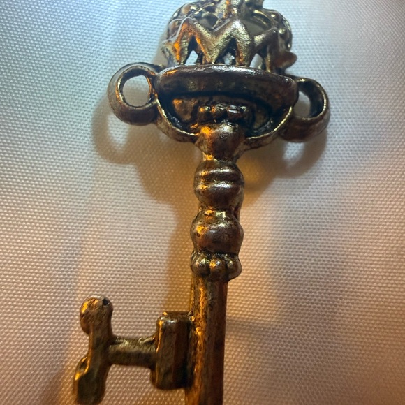 Skeleton Key Victorian style Brooch - Picture 11 of 11